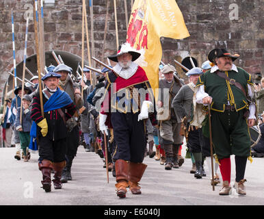 Reenactor écossais Fort George, Ardesier, Invernesshire, UK 9 Août, 2014. Bataille de drapeaux et d'un défilé de de reconstitution historique à l'événement Homecoming écossais. Célébration de la siècles au Fort George avec l'histoire vivante décrivant les camps de grandes périodes dans le passé de l'Ecosse. Camps historiques Jacobites disposent, et des soldats à travers les âges. Banque D'Images