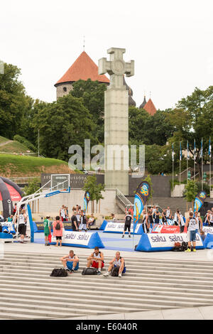 Tallinn, Estonie, 9 août 2014 - Streetball dans le centre de Tallinn, Estonie/Stzhalkouski Crédit : Alexandre Alamy Live News Banque D'Images