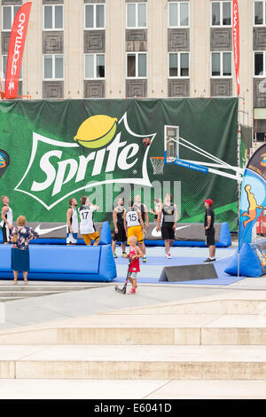 Tallinn, Estonie, 9 août 2014 - Streetball dans le centre de Tallinn, Estonie/Stzhalkouski Crédit : Alexandre Alamy Live News Banque D'Images