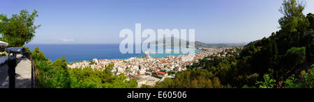 Zante, Grèce - village perché Bochali, banlieue de la ville de Zante. Panorama depuis la place. Banque D'Images