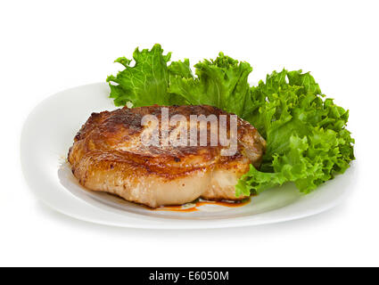 Steak de viande avec de la laitue isolé sur fond blanc Banque D'Images