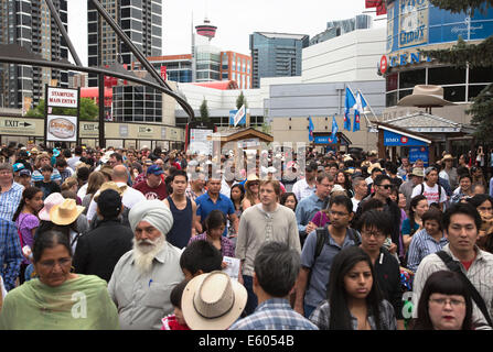 Foule de gens qui passent par l'entrée principale du Stampede de Calgary Banque D'Images