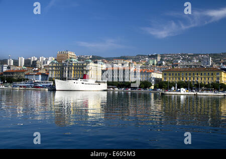 Navire de plaisance Botel et le bar-restaurant dans la région de Port de Rijeka Banque D'Images