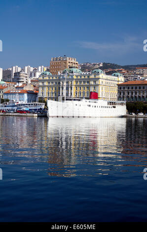 Navire de plaisance Botel et le bar-restaurant dans la région de Port de Rijeka Banque D'Images