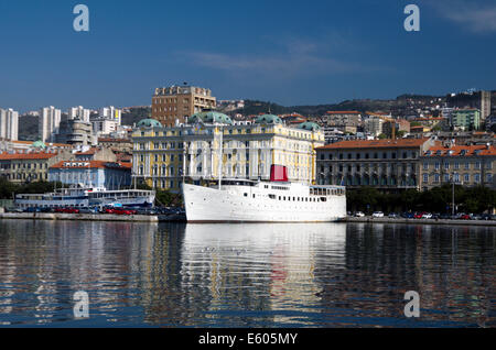 Navire de plaisance Botel et le bar-restaurant dans la région de Port de Rijeka Banque D'Images