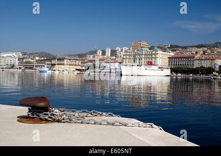 Vue panoramique à Port de Rijeka et le bateau Botel Marina Banque D'Images