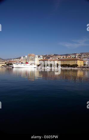 Vue panoramique à Port de Rijeka et le bateau Botel Marina Banque D'Images