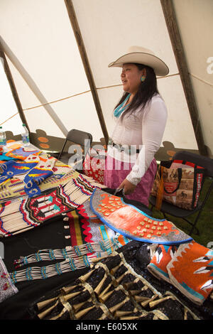 Femme en tipi avec affichage de l'éducation des Premières Nations de la fête du Canada sur les vêtements Banque D'Images