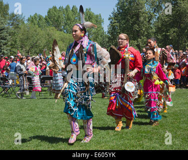 Danseurs autochtones en vêtements traditionnels dans les pouwow des Premières nations célébrant la fête du Canada dans le parc de la ville Banque D'Images