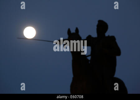 La Paz, Bolivie, le 9 août 2014. Une super pleine lune (appelé ainsi parce qu'il est lorsque la lune est plus près de la terre coïncide avec la pleine lune, un événement qui aura lieu le 10 août 2014) s'élève au-dessus de la statue de Simon Bolivar dans le centre de La Paz. Simon Bolivar a joué un rôle clé en Amérique latine la lutte pour l'indépendance de l'Empire espagnol et est un héros à travers le continent, la Bolivie est nommé d'après lui. L'accent est mis sur la lune dans cette image Banque D'Images