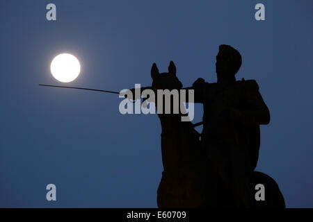 La Paz, Bolivie, le 9 août 2014. Une super pleine lune (appelé ainsi parce qu'il est lorsque la lune est plus près de la terre coïncide avec la pleine lune, un événement qui aura lieu le 10 août 2014) s'élève au-dessus de la statue de Simon Bolivar dans le centre de La Paz. Simon Bolivar a joué un rôle clé en Amérique latine la lutte pour l'indépendance de l'Empire espagnol et est un héros à travers le continent, la Bolivie est nommé d'après lui. L'accent est mis sur la statue dans cette image. Banque D'Images