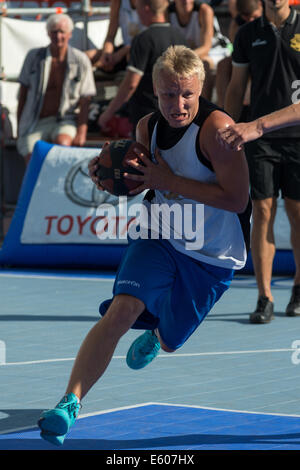 Tallinn, Estonie, 9 août 2014 - Streetball dans le centre de Tallinn, Estonie/Stzhalkouski Crédit : Alexandre Alamy Live News Banque D'Images