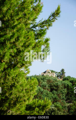 Zante, Grèce - voir ci-dessus une taverne de Kalamaki sur les pentes du mont Skopos. Ancienne chapelle de Kalamaki. Banque D'Images