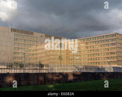 Nouveau siège du BND (Bundesnachrichtendienst), le Service fédéral de renseignements de l'Allemagne à Berlin, avec nuage noir. Banque D'Images