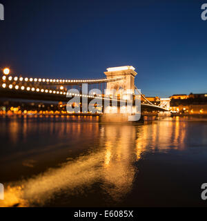 Lánchid Széchenyi - Pont des chaînes Széchenyi et le Danube la nuit, Budapest, Hongrie Banque D'Images