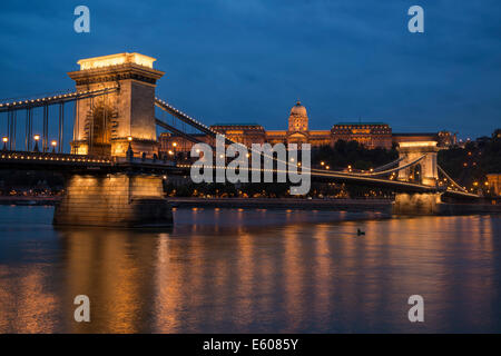 Budavári Palota Budapest - château est situé sur la colline au-dessus du pont des chaînes Széchenyi lánchid et Danube la nuit, Budapest, Hongrie Banque D'Images