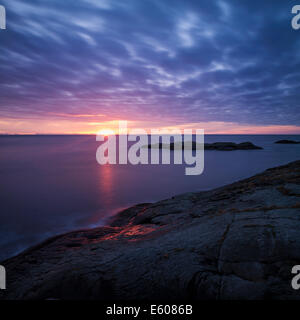 Lever de soleil sur l'hiver de Toppøya Vestfjord, près de Reine, Moskenesøy, îles Lofoten, Norvège Banque D'Images
