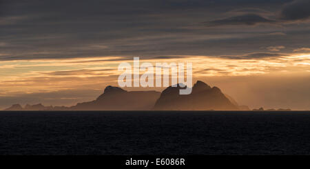 Îles værøy se lever sur mer en hiver illuminé par le coucher du soleil, Moskenesøy, îles Lofoten, Norvège Banque D'Images