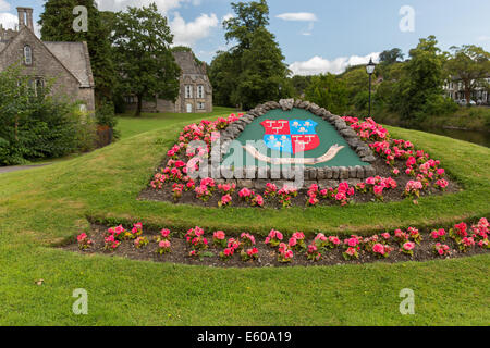 Les armoiries de la ville de Kendal sur un affichage à l'une des routes principales dans le centre-ville Banque D'Images