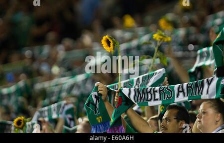 9 août, 2014 - Bois d'Army contenir jusqu'tournesol en l'honneur de l'ancien Bois Bois mascot Jim's daughter.Wood a remporté 2-0. La Portland Timbers Chivas USA FC a accueilli à Providence Park le 9 août 2014. © David Blair/ZUMA/Alamy Fil Live News Banque D'Images