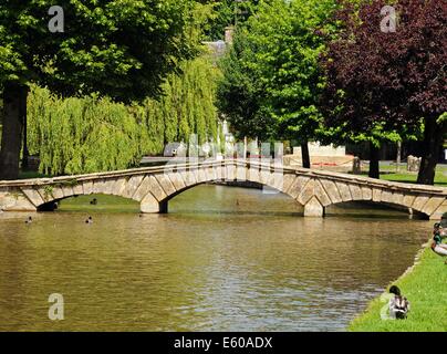 Passerelle en pierre de l'autre côté de la rivière Windrush dans le centre du village, bourton on the water, Gloucestershire, Angleterre, Royaume-Uni, Europe. Banque D'Images