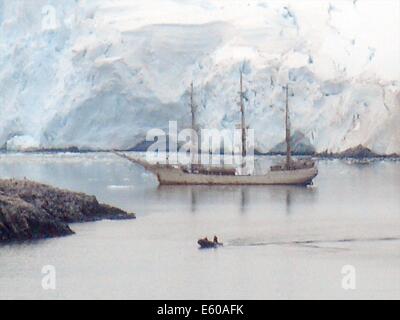 Un vieux navire-style Schooner se trouve ancré à Port Lockroy, l'Antarctique Banque D'Images