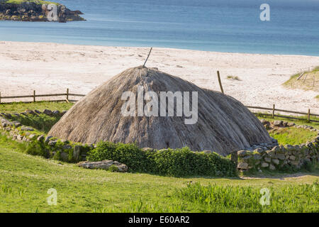 Blackhouse antique ou celtic croft préservé et restorend sur une plage de Lewis dans les Hébrides Ouder d'Écosse Banque D'Images