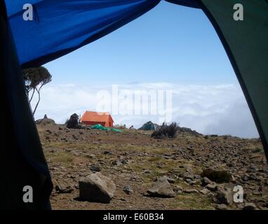 Lever du soleil au-dessus des nuages vus d'un camp d'altitude sur le mont Kilimandjaro, Tanzanie Banque D'Images