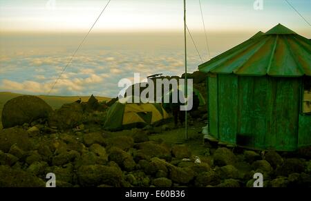 Lever du soleil au-dessus des nuages vus d'un camp d'altitude sur le mont Kilimandjaro, Tanzanie Banque D'Images