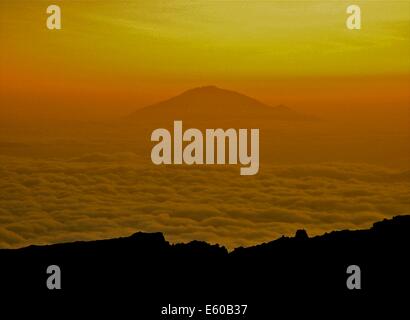 Lever du soleil au-dessus des nuages vus d'un camp d'altitude sur le mont Kilimandjaro, Tanzanie Banque D'Images