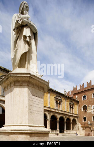 Le Dante memorial, Loggia del Consiglio et Palazzo degli Scaligero, Piazza Signori, Verona, Italie. Banque D'Images