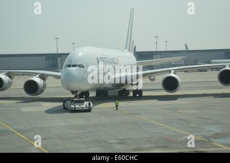 Un Airbus A380 des taxis de l'aéroport Roissy Charles de Gaulle Terminal 2 Aéroport de Paris. Banque D'Images