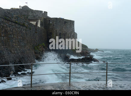 St Peter Port, Guernsey, Channel Islands. 10 août 2014. Château Cornet à St Peter Port, Guernesey est battu par ex l'ouragan Bertha en passant au dessus de Guernesey apportant des vents violents et de fortes pluies. Il est prévu de passer relativement vite et allez au nord vers l'Est en direction de l'Ecosse et le nord-est. © Robert Smith Banque D'Images