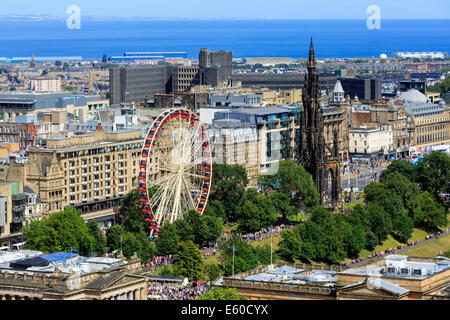 Les toits d'édimbourg avec vue sur Princes Street et les jardins , vers le nord vers le Firth of Forth et le comté de Fife, Banque D'Images