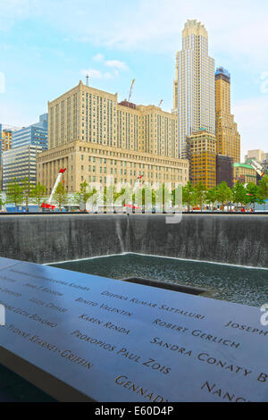 NEW YORK, NY - 21 MAI 2014 : Memorial Park, à New York, est composé de deux piscines avec cascades 30 ft. Les noms des victimes sont ins