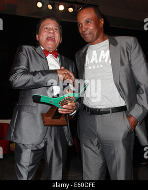 Las Vegas, Nevada, USA. 10e Août, 2014. Boxeurs professionnels retraités Roberto Duran et Sugar Ray Leonard apparaissent ensemble sur scène après Duran a été intronisé dans le Nevada Boxing Hall of Fame le 9 août 2014 au nouveau Tropicana Hotel & Casino à Las Vegas, Nevada Crédit : Marcel Thomas/ZUMA/Alamy Fil Live News Banque D'Images