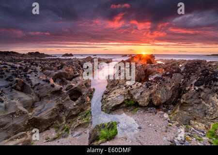 Coucher de soleil spectaculaire sur le Fiery peu à la plage de Fistral Newquay en Cornouailles Banque D'Images