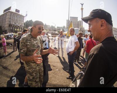 Kiev, Ukraine. 8e août, 2014. ''Les résidents de Maidan'' de discuter avec les gens de Kiev la nécessité de nettoyer la zone. À Kiev la barricade près de la Maison des syndicats, qui interfère avec la circulation, est démantelé. Plus tôt, le "peuple de Maidan' a refusé de libérer le centre-ville, mais aujourd'hui, a accepté de libérer la chaussée. Calage de nettoyage jusqu'à ce que le consentement n'est pas donné. © Igor Golovniov/ZUMA/ZUMAPRESS.com/Alamy fil Live News Banque D'Images