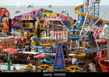 Fête foraine à Towyn colorés au nord du Pays de Galles Banque D'Images