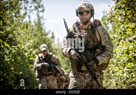 Des soldats des Forces armées lettones patrouille pendant une mission d'appui aérien rapproché au cours de Northern Strike 5 août 2014 près de Rogers City, au Michigan. Banque D'Images