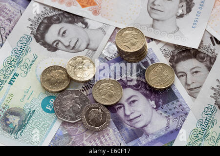 Le changement lâche sur top British sterling notes trésorerie Banque D'Images