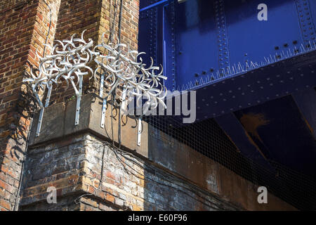 Les pics anti-oiseaux Camden Road Overground Banque D'Images