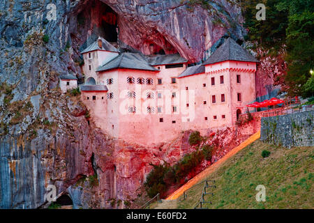 La Slovénie Notranjska, région, Château médiéval de Predjama par nuit Banque D'Images