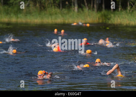 Les gens participant à un swimrun Ångaloppet, compétition où vous exécutez sur terre et se baigner dans les lacs et la mer à plusieurs reprises. Banque D'Images