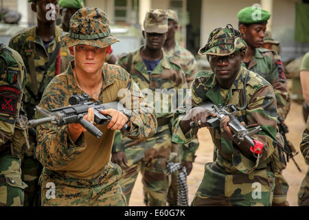 Les Marines US Marine Corps conduite Des Arts Martiaux avec l'entreprise sénégalaise de Fusilier Commandos Marine, 18 septembre 2013 à Thiès, Sénégal. Banque D'Images