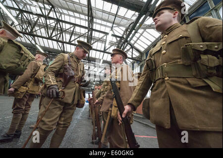 La gare de Waterloo, Londres, Royaume-Uni. 10 août 2014. Les chums de kaki, un régiment d'historiens, a adopté de nouveau le voyage de WW1 soldats arrivant à la gare de Waterloo à Londres, dormir sur la terre la nuit avant le départ sur un train à destination de Southampton. Le régiment a effectué une marche à travers la station de rendre hommage à ceux qui se sont tenus à leur place il y a un siècle. La reconstitution a été le cadre du lancement d'une exposition expliquant le rôle vital de fer britanniques et ont joué dans la Grande Guerre. Credit : Lee Thomas/Alamy Live News Banque D'Images