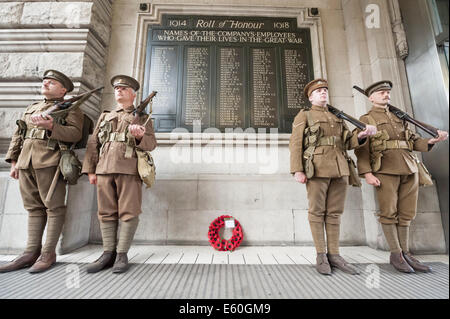 La gare de Waterloo, Londres, Royaume-Uni. 10 août 2014. Les chums de kaki, un régiment d'historiens, a adopté de nouveau le voyage de WW1 soldats arrivant à la gare de Waterloo à Londres, dormir sur la terre la nuit avant le départ sur un train à destination de Southampton. Le régiment a effectué une marche à travers la station de rendre hommage à ceux qui se sont tenus à leur place il y a un siècle. La reconstitution a été le cadre du lancement d'une exposition expliquant le rôle vital de fer britanniques et ont joué dans la Grande Guerre. Credit : Lee Thomas/Alamy Live News Banque D'Images