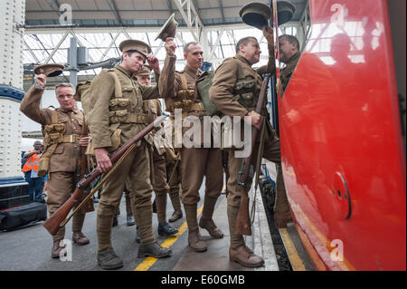 La gare de Waterloo, Londres, Royaume-Uni. 10 août 2014. Les chums de kaki, un régiment d'historiens, a adopté de nouveau le voyage de WW1 soldats arrivant à la gare de Waterloo à Londres, dormir sur la terre la nuit avant le départ sur un train à destination de Southampton. Le régiment a effectué une marche à travers la station de rendre hommage à ceux qui se sont tenus à leur place il y a un siècle. La reconstitution a été le cadre du lancement d'une exposition expliquant le rôle vital de fer britanniques et ont joué dans la Grande Guerre. Credit : Lee Thomas/Alamy Live News Banque D'Images