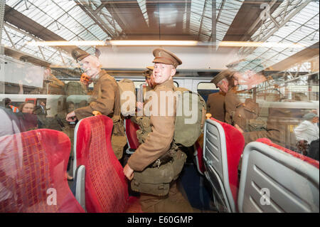 La gare de Waterloo, Londres, Royaume-Uni. 10 août 2014. Les chums de kaki, un régiment d'historiens, a adopté de nouveau le voyage de WW1 soldats arrivant à la gare de Waterloo à Londres, dormir sur la terre la nuit avant le départ sur un train à destination de Southampton. Le régiment a effectué une marche à travers la station de rendre hommage à ceux qui se sont tenus à leur place il y a un siècle. La reconstitution a été le cadre du lancement d'une exposition expliquant le rôle vital de fer britanniques et ont joué dans la Grande Guerre. Credit : Lee Thomas/Alamy Live News Banque D'Images