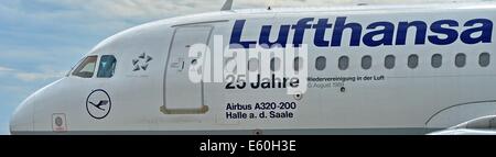 Markranstädt, Allemagne. 10e Août, 2014. L'avion de Lufthansa A320 avec le nom 'Halle a.d. Saale' arrive à l'aéroport de Leipzig/Halle à Markranstädt, Allemagne, 10 août 2014. L'anniversaire de vol de Francfort/Main à Leipzig se souvient du 25 ans allemand est-ouest service de transport de la Lufthansa. Le 10 août 1989 Un avion est arrivé pour la première fois sur le sol allemand divise encore après 44 ans. L'anniversaire a volé pendant 80 minutes de vol de 700 kilomètres avec un équipage et passagers sur Prague l'itinéraire exact qu'en 1989. Photo : Hendrik Schmidt/dpa/Alamy Live News Banque D'Images